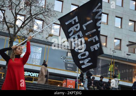 Stoccolma, Svezia - 11 novembre 2022 - protesta dell'Iran - una donna che rinuncia alla bandiera "Donna, vita, libertà" al torg di Sergels. (Foto di Markku Rainer Peltonen) Foto Stock