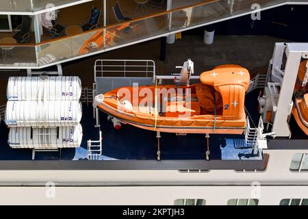 Kusadasi, Turchia - Maggio 2022: Vista Ariel di un veloce motoscafo di emergenza immagazzinato sul lato di una nave da crociera accanto a contenitori che tengono zattere di vita Foto Stock