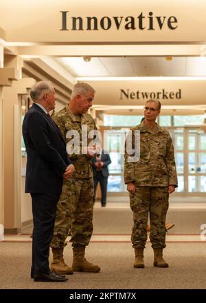 Il Segretario dell'Aeronautica Frank Kendall fa un tour del Centro di supporto della Missione di installazione dell'Aeronautica militare con il maggiore John Allen, comandante, e il col. Kelly Sams, vice comandante, durante una visita alla base congiunta di San Antonio-Lackland, Texas, il 3 novembre. Durante il tour, Allen ha evidenziato le capacità di installazione e supporto alla missione che AFIMSC fornisce a tutte le installazioni dell'aeronautica e dell'aeronautica, nove comandi principali e due unità di reporting diretto. Foto Stock