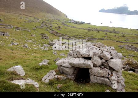 Strutture murali e rifugi sull'arcipelago di St Kilda, Ebridi esterne, Scozia Foto Stock