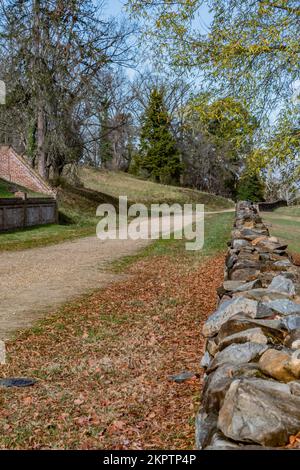 Passeggiando lungo la Sunken Road in autunno, Fredericksburg National Cemetery, Virginia USA, Fredericksburg, Virginia Foto Stock