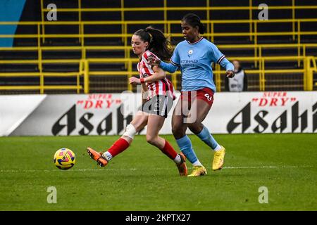 Il centrocampista femminile Sunderland AFC neve Herron tiene in mano il Manchester City Women's Khadija 'Bunny' Shaw nella Continental League Cup. Foto Stock