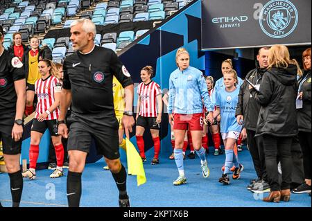 Sunderland AFC Women's Briann Westrup (a sinistra) e Steph Houghton of Manchester City Women guidano i loro schieramenti per la Continental League Cup. Foto Stock