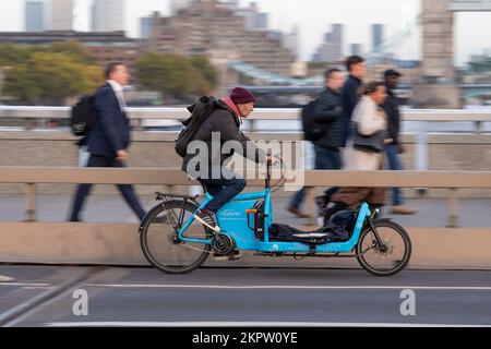 Un corriere ciclistico Citysprint a bordo di una bicicletta Bullit e-cargo attraverso, London Bridge, Londra, Regno Unito. 18 Ott 2022 Foto Stock