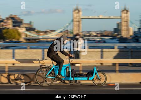 Un corriere ciclistico Citysprint a bordo di una bicicletta Bullit e-cargo attraverso, London Bridge, Londra, Regno Unito. 28 Ott 2022 Foto Stock