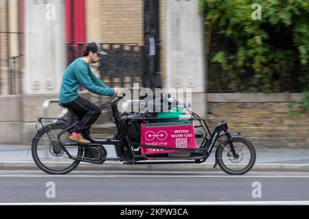 Un corriere ciclistico Pedal Me che guida una bicicletta Urban Arrow e-cargo lungo Waterloo Road, Londra, Regno Unito. 16 Ott 2022 Foto Stock