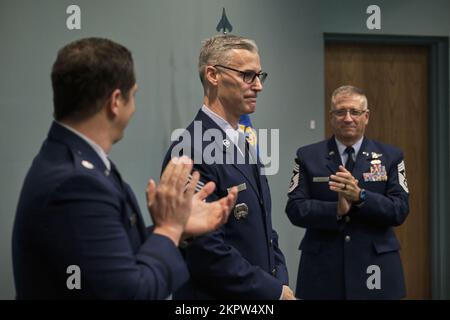 Il 137th Airlift Squadron ha promosso il suo Senior Enlisted leader (SEL) Senior Master Sgt. Vincent Fasano al rango di Chief Master Sergeant, durante una cerimonia tenutasi presso la 105th Airlift Wing, Stewart Air National Guard base, Newburgh, NY, 3 novembre 2022. Foto Stock