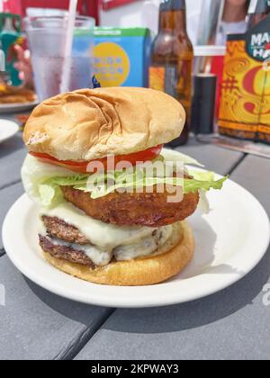 Double Holiday Burger at Holiday snack Bar on Long Beach Island, NJ, USA Classic Beach Restaurant con torte fatte in casa, hamburger di slam e frullati Foto Stock