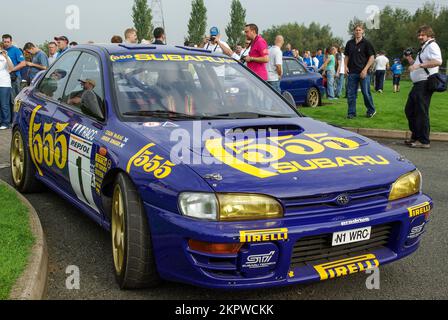 Colin McRae's 1996 rally car N1WRC al ProDrive HQ durante la riunione McRae di Subaru Imprezas. Anniversario dell'evento Death Colin McRae. Visitatori Foto Stock