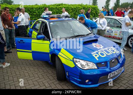 Polizia di Essex ANPR equipaggiato intercetta squadra di polizia auto che partecipa alla riunione McRae di Subaru Imprezas. Anniversario della morte di Colin McRae evento Foto Stock