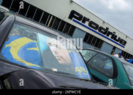 Incontro McRae di Subaru Imprezas. Anniversario della morte Colin McRae circa 1200 automobili hanno guidato in convoglio alla sede di ProDrive. Auto con foto McRae Foto Stock