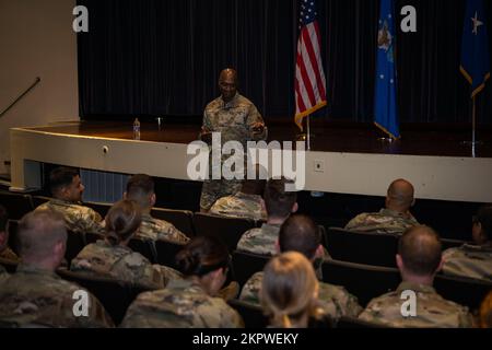 Brig. Kenyon Bell, direttore del comando globale di sciopero dell'aeronautica militare di logistica e ingegneria, tiene una chiamata generale per gli ufficiali assegnati alla 4th Fighter Wing alla base dell'aeronautica di Seymour Johnson, Carolina del Nord, 3 novembre 2022. Bell ha tenuto la chiamata generale per affrontare la diversità e l'inclusione e la sua importanza per la missione degli Stati Uniti Forza aerea. Foto Stock