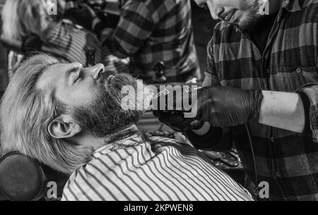 Migliora la tua esperienza di taglio dei capelli. Capelli del viso. Mantenere la forma della barba. Fai crescere barba e baffi. Uomo al barbiere. Salone parrucchiere Foto Stock