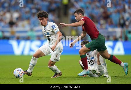 L'Uruguay Facundo Pellistri (a sinistra) e il Portogallo Raphael Guerreiro in azione durante la partita di Coppa del mondo FIFA Group H allo stadio di Lusail a Lusail, in Qatar. Data immagine: Lunedì 28 novembre 2022. Foto Stock