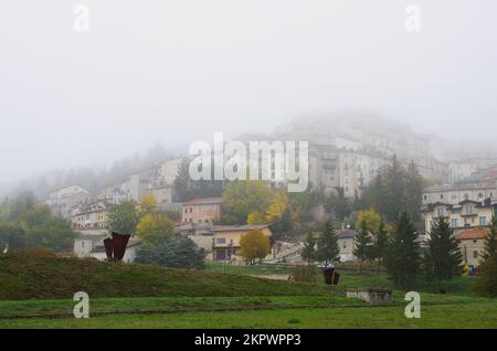 Rivisondoli (AQ) - Vista sulla caratteristica cittadina montana in una giornata di nebbia - Abruzzo - Italia Foto Stock