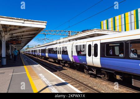 Treno della Elizabeth Line sulla piattaforma della Forest Gate Station, Newham, Londra, Regno Unito Foto Stock