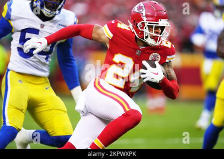 27 NOVEMBRE 2022: Il ricevitore di Kansas City Chiefs Skyy Moore (24) ha un grande guadagno nel primo trimestre all'Arrowhead Stadium Kansas City, Missouri. Jon Robichaud/CSM. Foto Stock