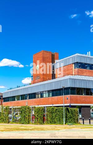 Edificio in stile 1970s degli uffici civici di Hertsbere, sede del Consiglio Borough di Hertsbere, Elstree Way, Borehamwood, Hertfordshire, Regno Unito Foto Stock