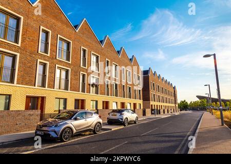 Piccole case a conduzione familiare su Abercrombie Road nel nuovo quartiere di Chobham Manor, Stratford, Londra, Regno Unito Foto Stock