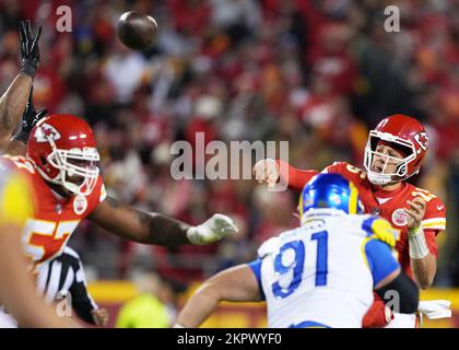 27 NOVEMBRE 2022: Il quartback Patrick Mahomas dei Kansas City Chiefs (15) lancia un passo verso la zona finale nel 4th° trimestre all'Arrowhead Stadium di Kansas City, Missouri. Jon Robichaud/CSM. Foto Stock