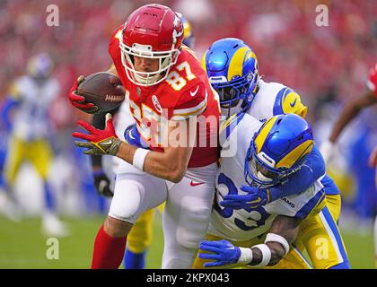 27 NOVEMBRE 2022: Kansas City Chiefs Tight End Travis Kelce (87) guida verso un touchdown contro Los Angeles Rams Safety Nick Scott (33) all'Arrowhead Stadium Kansas City, Missouri. Jon Robichaud/CSM. Foto Stock