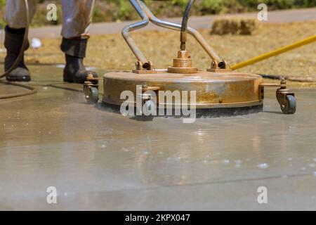 L'idropulitrice usata per la strada è dotata di pompa ad alta pressione, testa di lavaggio speciale della strada in modo più efficiente. Foto Stock