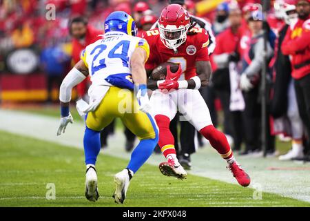 27 NOVEMBRE 2022: I capi di Kansas City che corrono indietro Ronald Jones (2) fa un movimento sulla sicurezza di Los Angeles Rams Taylor Rapp (24) allo stadio di Arrowhead Kansas City, Missouri. Jon Robichaud/CSM. Foto Stock