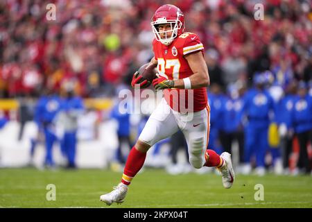 27 NOVEMBRE 2022: Kansas City Chiefs Tight End Travis Kelce (87) corre per un touchdown dopo un ricevimento nel primo trimestre all'Arrowhead Stadium Kansas City, Missouri. Jon Robichaud/CSM. Foto Stock