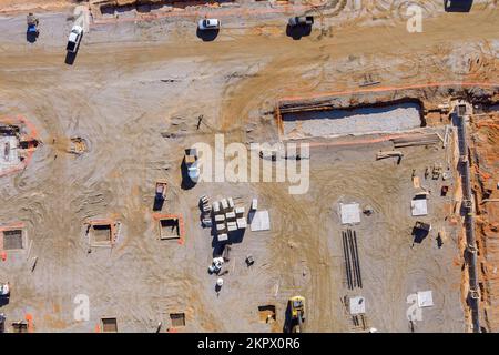 Preparazione per il versamento di fondazioni in calcestruzzo costruzione di un nuovo edificio come parte del processo di costruzione Foto Stock