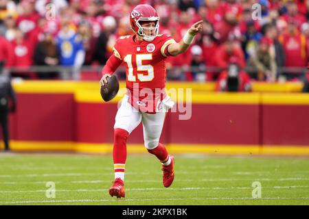 27 NOVEMBRE 2022: Il quartback Patrick Mahomas (15) dei Kansas City Chiefs dirige i ricevitori prima di un pass all'Arrowhead Stadium di Kansas City, Missouri. Jon Robichaud/CSM. Foto Stock