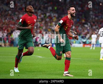 Doha, Qatar. 28th Nov 2022. Bruno Fernandes, portoghese, festeggia il secondo goal durante la partita della Coppa del mondo FIFA 2022 al Lusail Stadium, Doha. Il credito per le immagini dovrebbe essere: David Klein/Sportimage Credit: Sportimage/Alamy Live News Foto Stock