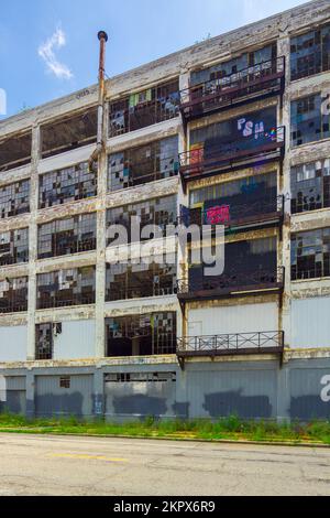 L'abbandonato Fisher Body Plant No. 21 a Detroit, Michigan, Stati Uniti, situato nel quartiere storico industriale di Piquette Avenue, ora in gran parte derelitto. Foto Stock