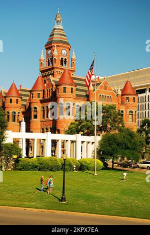 I turisti si riuniscono sul prato verde di Dealey Plaza a Dallas, vicino al luogo dell'assassinio Kennedy Foto Stock