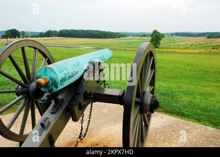 Un cannone della Guerra civile americana si erge su un campo e si trova nel campo di battaglia nazionale di Gettysburg in Pennsylvania Foto Stock