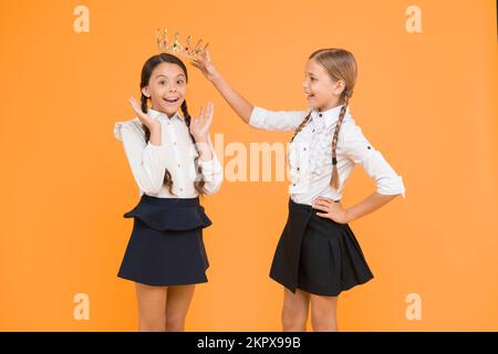 grande boss. motivazione allo studio. Amicizia. prom regina. orgoglio infantile. il successo dell'istruzione. ritorno a scuola. le piccole ragazze egoistiche sognano il futuro Foto Stock