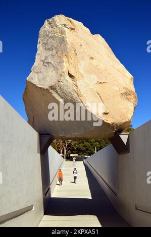 Due visitatori si troveranno a piedi sotto un masso sospeso al Los Angeles County Museum of Art Foto Stock