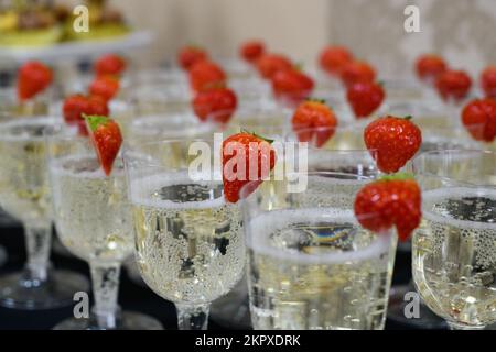 Primo piano di file di bicchieri da champagne con guarnitura alla fragola Foto Stock