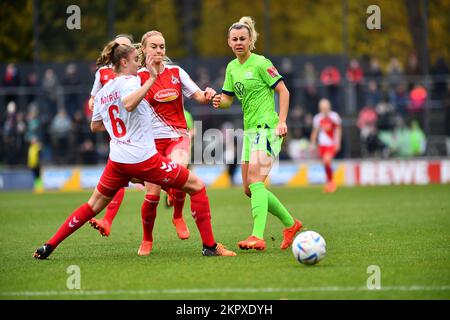 GERMANIA, COLONIA - NOWEMBER 27, 2022: La partita delle donne Bundesliga 1.FC Koeln Frauen vs VfL Wolfsburg Frauen Foto Stock