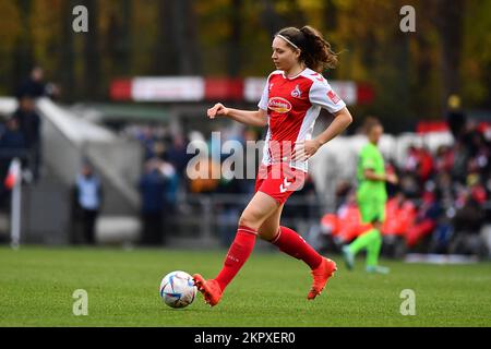 GERMANIA, COLONIA - NOWEMBER 27, 2022: La partita delle donne Bundesliga 1.FC Koeln Frauen vs VfL Wolfsburg Frauen Foto Stock