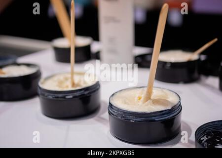 Set di vasetti con crema cosmetica per il corpo sul banco del negozio di cosmetici Foto Stock