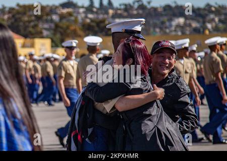 Un nuovo U.S.A. Marine with Delta Company, 1st battaglione di addestramento del reclutamento, è salutato da un ospite dopo una cerimonia di laurea al deposito del reclutamento del corpo marino San Diego, 4 novembre 2022. La famiglia e gli amici hanno potuto assistere alla cerimonia a sostegno del Delta Marines. Foto Stock