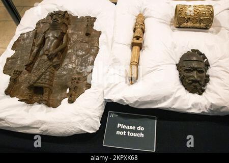 Manufatti in mostra al Museo e Giardini Horniman nel sud di Londra durante una cerimonia in cui il museo ha iniziato il processo ufficiale di ritorno dei bronzi del Benin saccheggiati in Nigeria. Il Museo Horniman, che ospita una collezione di 72 oggetti preziosi che sono stati presi con la forza da Benin City nel 1897, ha ufficialmente consegnato la proprietà dei manufatti al governo nigeriano il lunedì. Data immagine: Lunedì 28 novembre 2022. Foto Stock