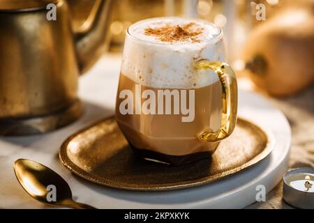 Tazza di vetro di zucca spezia tardi con in un autunno festivo dorato e l'atmosfera vintage Foto Stock