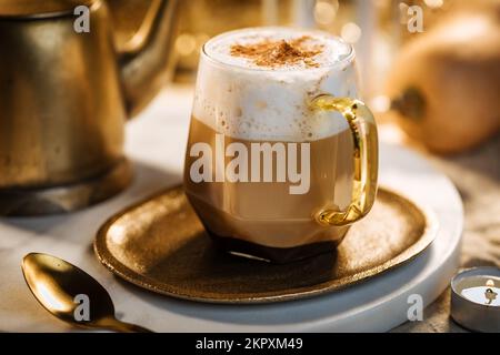 Tazza di vetro di zucca spezia tardi con in un autunno festivo dorato e l'atmosfera vintage Foto Stock