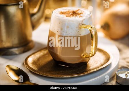 Tazza di vetro di zucca spezia tardi con in un autunno festivo dorato e l'atmosfera vintage Foto Stock