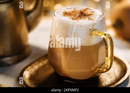 Tazza di vetro di zucca spezia tardi con in un autunno festivo dorato e l'atmosfera vintage Foto Stock