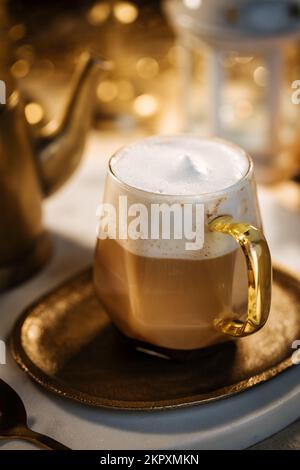 Tazza di vetro di zucca spezia tardi con in un autunno festivo dorato e l'atmosfera vintage Foto Stock