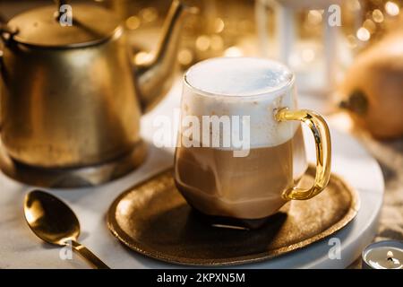 Tazza di vetro di zucca spezia tardi con in un autunno festivo dorato e l'atmosfera vintage Foto Stock