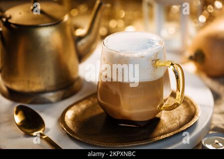 Tazza di vetro di zucca spezia tardi con in un autunno festivo dorato e l'atmosfera vintage Foto Stock