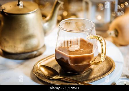 Tazza di vetro di zucca spezia tardi con in un autunno festivo dorato e l'atmosfera vintage Foto Stock